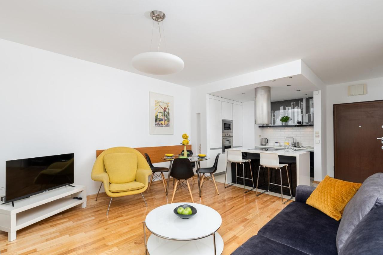 Modern With Free Parking Spot Apartment