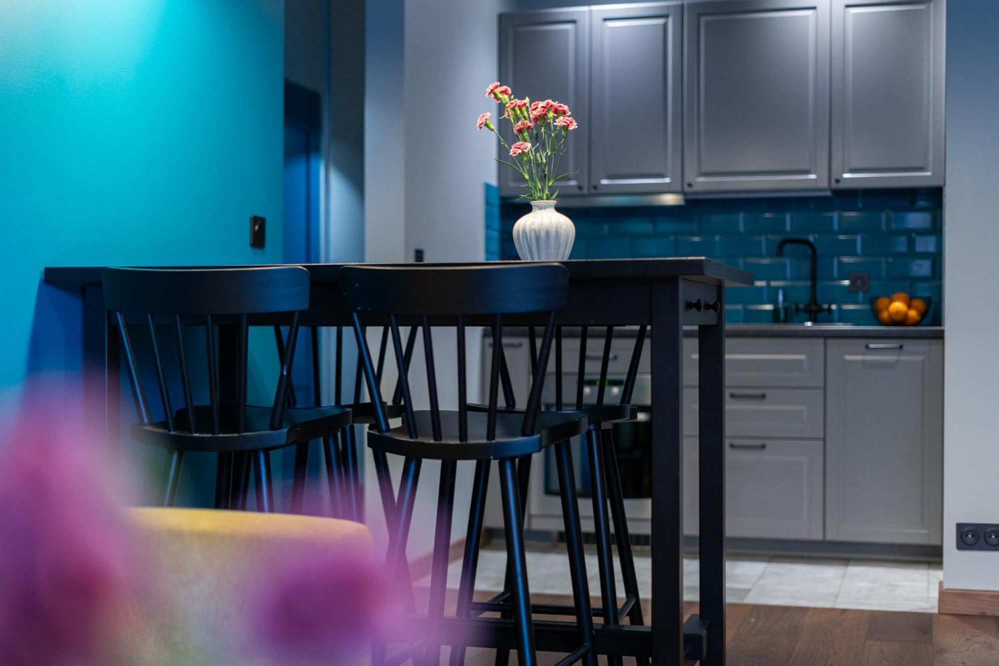 Modern With Free Parking Spot Apartment